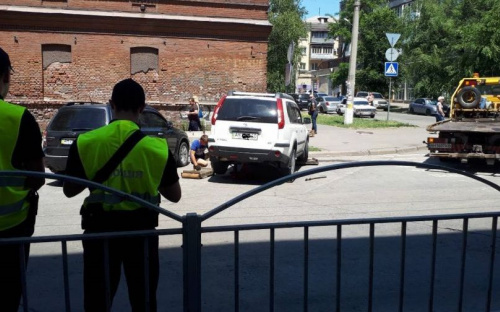 В Мариуполе эвакуировали внедорожник за неправильную парковку (ФОТОФАКТ)
