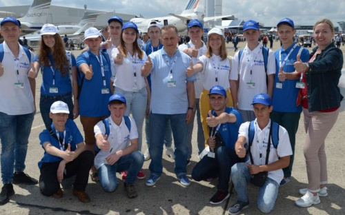 Школьники из Мариуполя побывали в Диснейленде и на масштабном авиашоу Ле Бурже (ФОТО)
