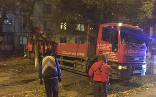 Жители Мариуполя и Александр Лашин ночью сражались с незаконной установкой ларька (ФОТОФАКТ)