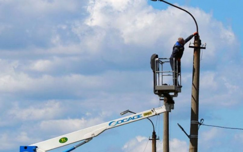 В прифронтовом селе под Мариуполем уличные фонари работают на солнечных батареях (ФОТО)