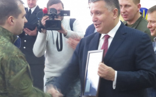 Арсен Аваков вручил 16 семьям мариупольских полицейских-переселенцев ключи от квартир (ФОТО)