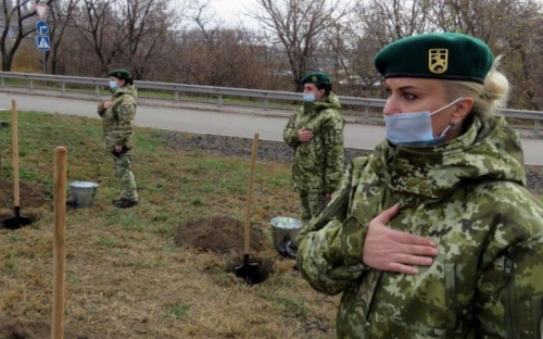 В память о погибших пограничниках в Мариуполе высадили аллею