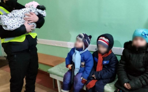 Без еды и в холоде: на Донетчине родители оставили 4 детей