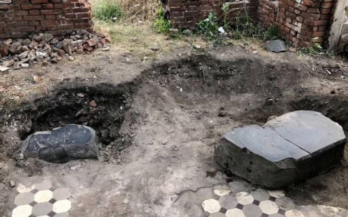 В величественной усыпальнице мариупольского Некрополя нашли старинную плиту