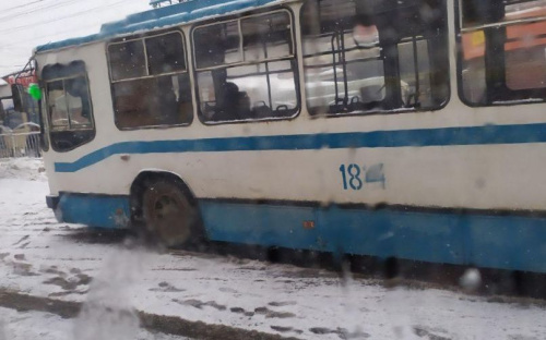 В центре Мариуполя парализовано движение троллейбусов (ФОТО)