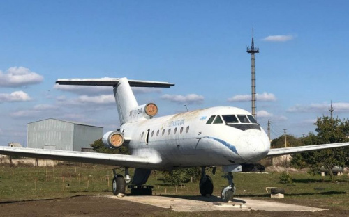 На окраине Мариуполе появился самолет: как его туда доставили и для каких целей?