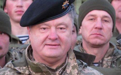Петру Порошенко показали в Мариуполе двухметровую «Бендеровку» и смертельного робота (ФОТО)