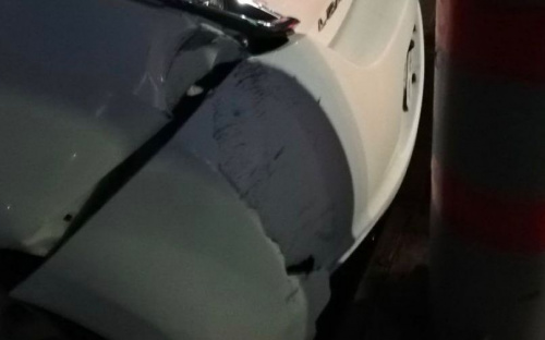 В Мариуполе автомобиль такси не разминулся со столбом