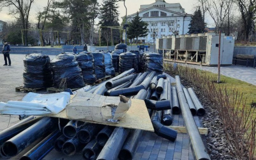 В Мариуполе зальют каток: в центре города оградили территорию (ДОПОЛНЕНО)