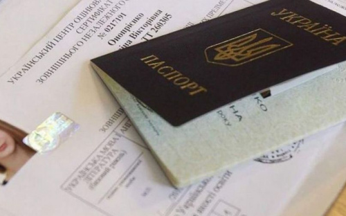 Выпускники украинских школ будут получать сертификаты ВНО нового образца