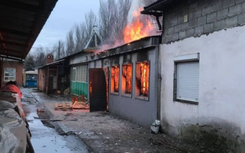 На мариупольском рынке загорелся киоск. Пожар тушат пять машин