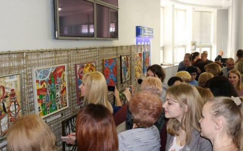 Искусство из проводов: в Мариуполе открылась необычная выставка (ФОТО)