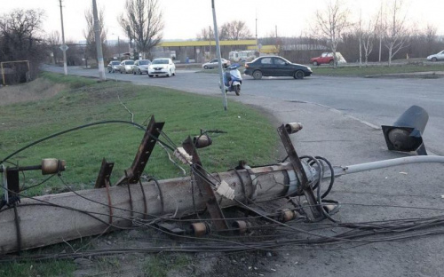 В Мариуполе на дорогу рухнул бетонный столб (ФОТО)