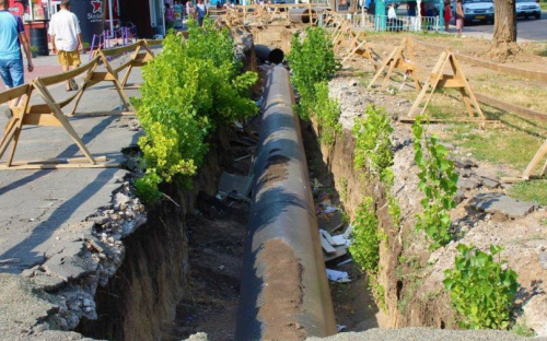 В Мариуполе завершат замену водовода, ставшего рощей (ФОТО)