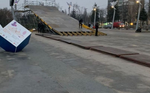 В центре Мариуполя возводят 6-метровую тюбинговую горку (ФОТОФАКТ)