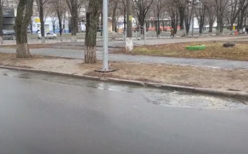 В центре Мариуполя канализационные стоки вытекают на проезжую часть