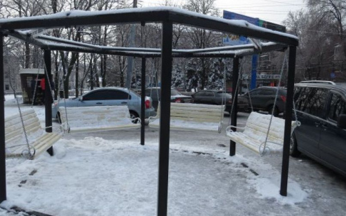Новогодняя достопримечательность Мариуполя эмигрирует на новое место (ФОТО)
