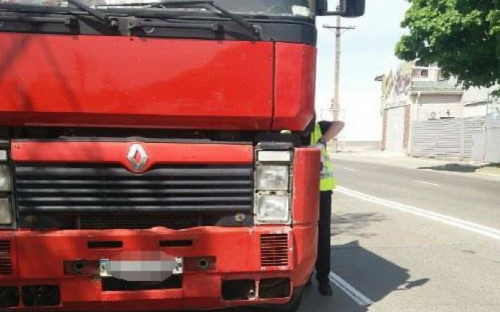 Мариупольцы жалуются на «тянучки» в районе рынков из-за грузовиков (ФОТО)