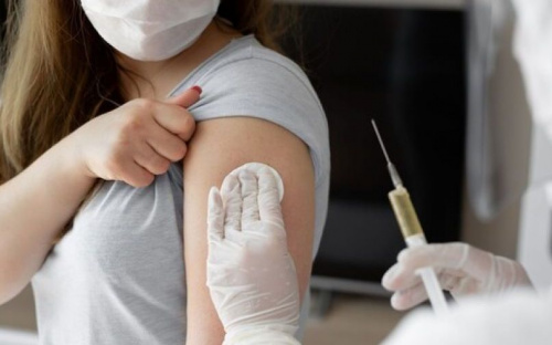 В Мариуполе против COVID-19 вакцинируют социальных работников и жителей 80+