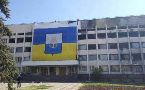 В Мариуполе в здании сгоревшего горисполкома ветром выбивает окна и срывает крышу: работают спасатели