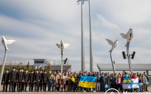 Огромный флаг ВМС Украины подняли на площади Свободы в Мариуполе