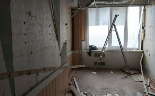 В мариупольском дворце культуры разобрали гардероб и артистические (ФОТО)