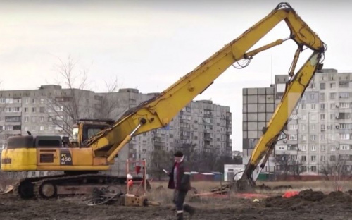 В Мариуполе демонтируют недостроенную 20 лет назад многоэтажку (ФОТО+ВИДЕО)