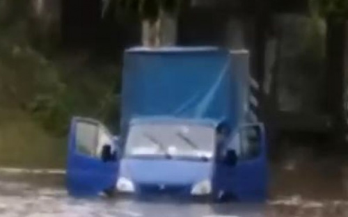 Под мостом в Мариуполе утонул грузовой автомобиль