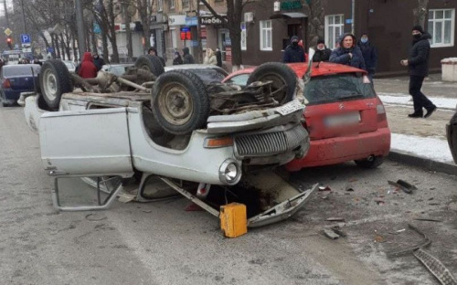 От удара машину перевернуло на крышу: в центре Мариуполя произошла авария
