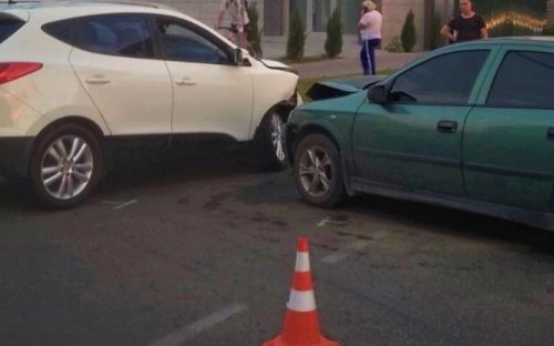При авариях на мариупольском проспекте травмировались водители, пассажирка и велосипедист