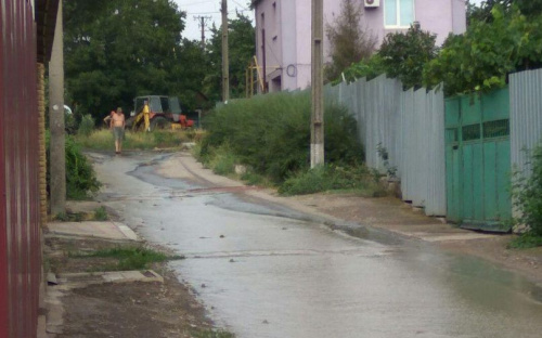 В частном секторе Мариуполя улица регулярно превращается в «реку» (ФОТО+ВИДЕО)