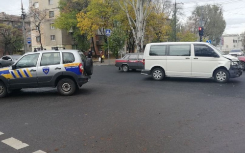 В Мариуполе не разминулись автомобиль службы охраны и микроавтобус (ВИДЕО)