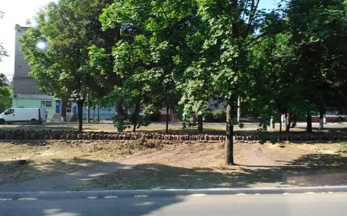 В Мариуполе разбирают тротуарную плитку и пилят деревья - «возвратился» ремонт коллектора (ФОТО+ВИДЕО)