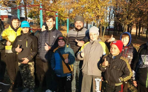В мариупольском поселке появилась площадка для воркаута
