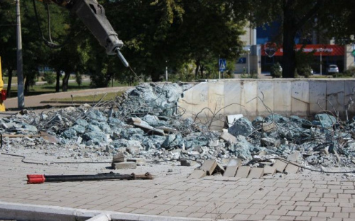 На мариупольской площади сносят фонтан