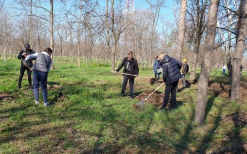 В Мариуполе на уборку улиц вышли более 9 тысяч жителей