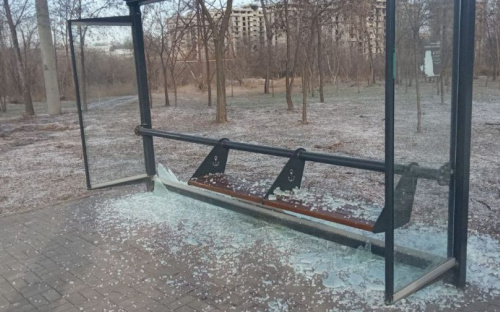 В Мариуполе вандалы разбили остановочный павильон: на восстановление нужно около 20 тысяч гривен