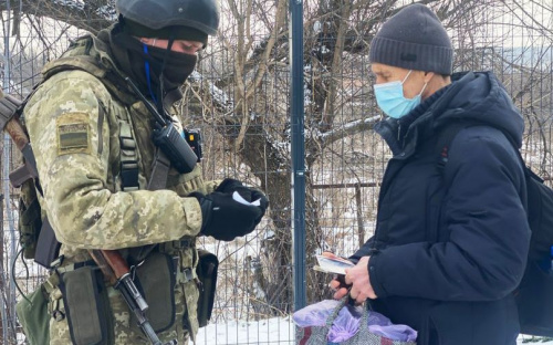 Боевики продолжают блокировать дорожные коридоры на Донбассе. Где можно проехать?
