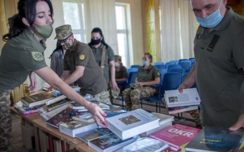 Библиотека для героев: Yakaboo передал украинским военным в Мариуполе 400 книг (ФОТО)