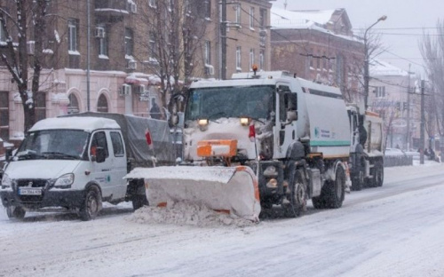 В Мариуполе дороги и тротуары расчищают от снега