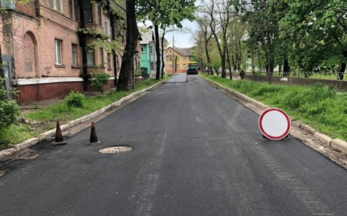 Возле мариупольской больницы по просьбе жителей асфальтируют дорогу
