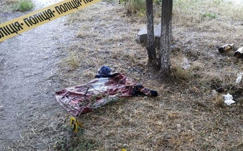 Заколол ножом и бросил на улице: в центре Мариуполя обнаружен труп (ФОТО)