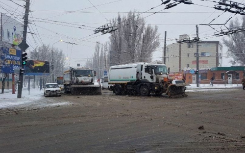 Опасные погодные условия. В Мариуполе на дороги вывели спецтехнику