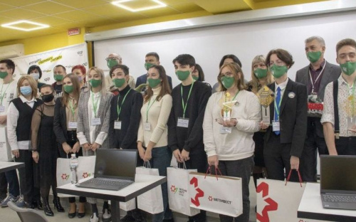 В Мариуполе подвели итоги конкурса «Green интеллект»: самые эрудированные школьники получили ноутбуки