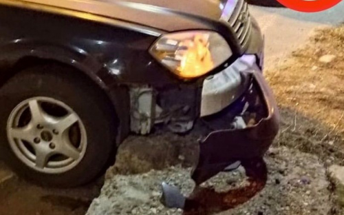 От удара откинуло в ограждение: в Мариуполе столкнулись легковушки