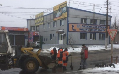 В Мариуполе «Автодор» критикуют за ремонт ям асфальтной крошкой (ФОТО)