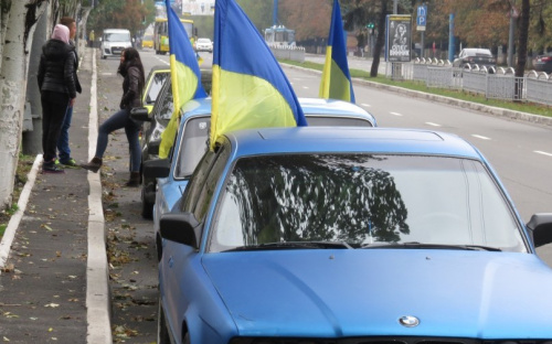 Более 20 машин промчались по Мариуполю с подарками для защитников города (ФОТО)