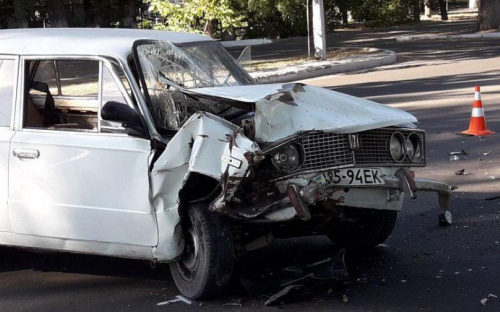 В Мариуполе из-за укуса насекомого столкнулись автомобили (ФОТО)