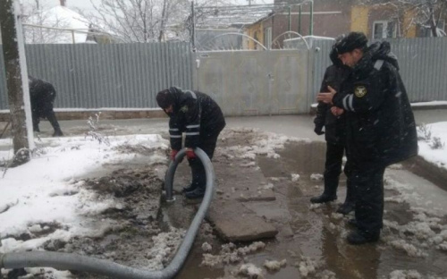 В Мариуполе подтопило частные дома: уровень воды достигал полуметра (ФОТО)