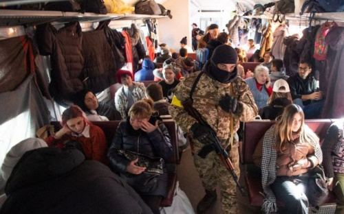 Эвакуация миллионов. Варшава и Краков переполнены, но украинцев ждут в Канаде и Англии